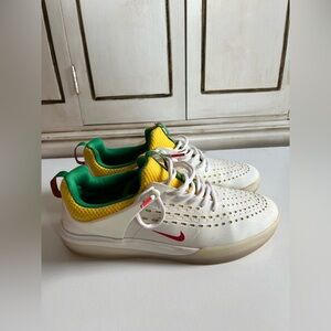 Men’s Nike SB Zoom Nyjah Free 3 Skateboarding
Rastafarian. White and Yellow